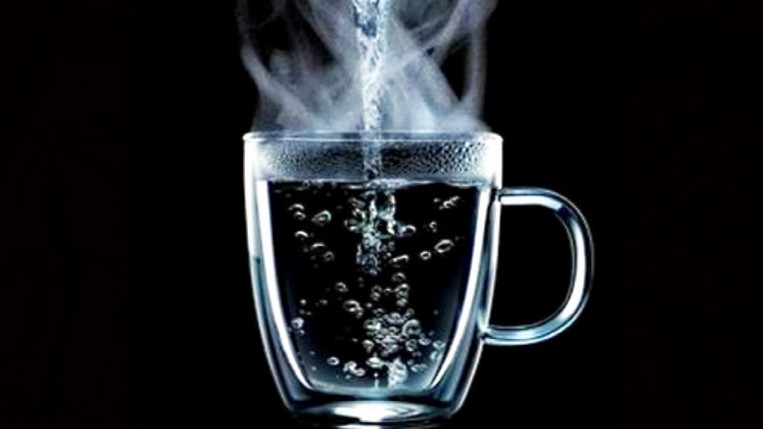 فوائد كبيرة للماء الدافيء عند شربها قبل الافطار