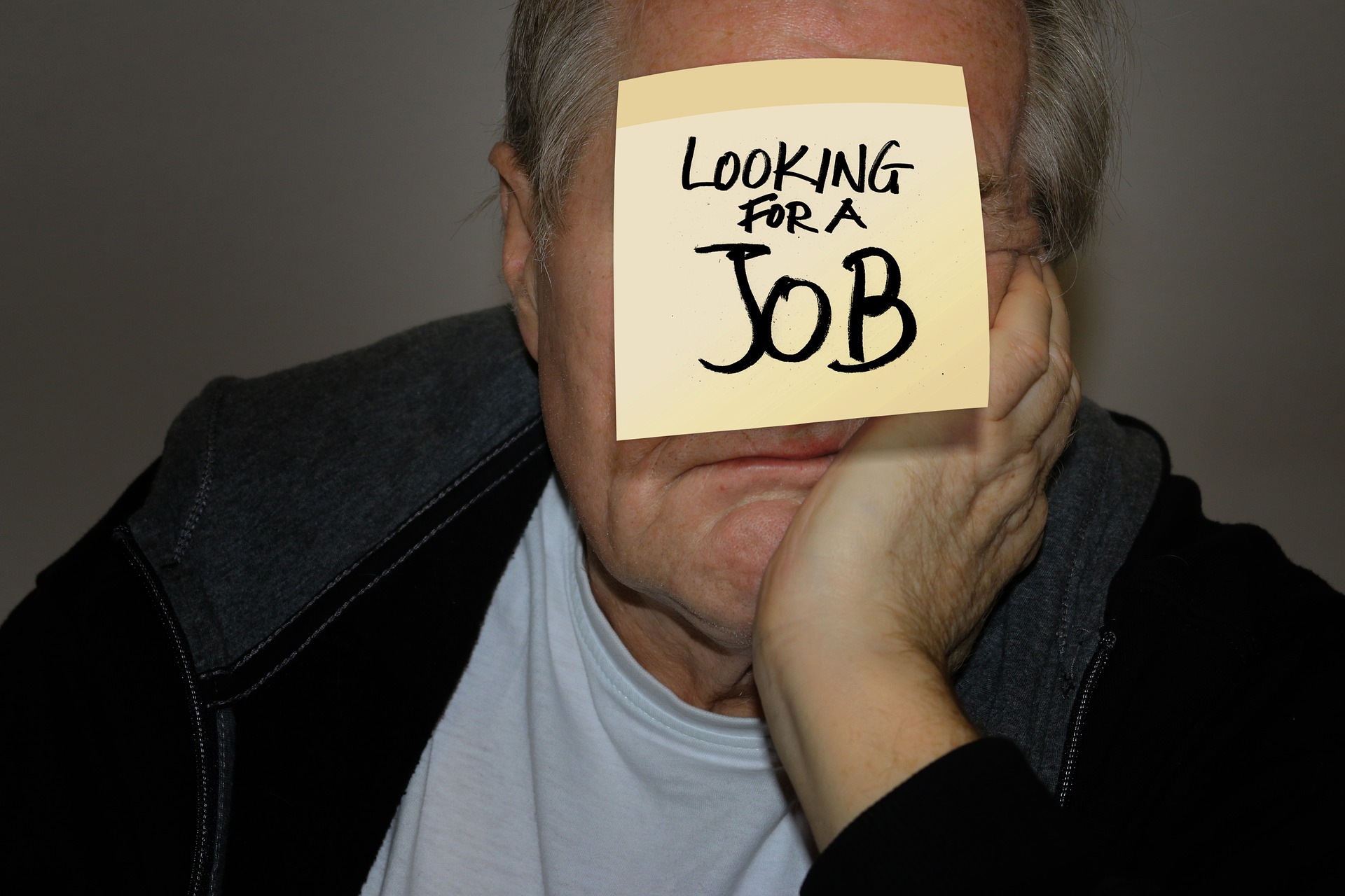 لماذا يقلق العمال الأكبر سنًا من احتمال العثور على وظيفة جديدة