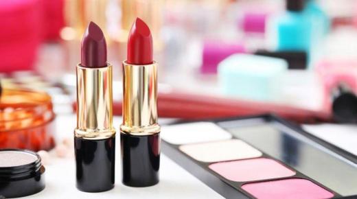 كيف تختار احمر الشفاه للشفاه؟