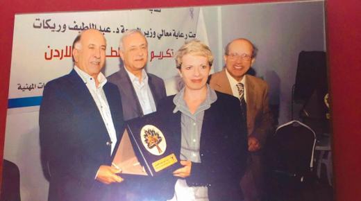 معالي وزير الصحه انذاك يكرم الدكتورة دينا العوران كرائدة من رائدات القطاع الطبي في الاردن