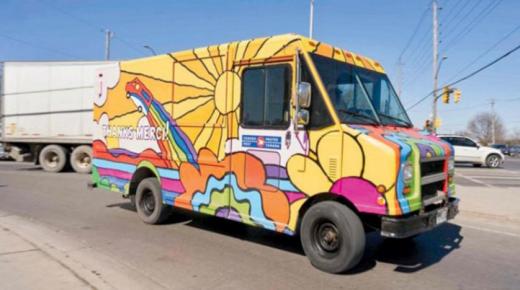 يتم تغليف 37 شاحنة تسليم بريدية بألوان زاهية عبر كندا