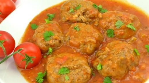 كرات لحم الديك الرومي بالزبدة والثوم مع نودلز الليمون والكوسا .