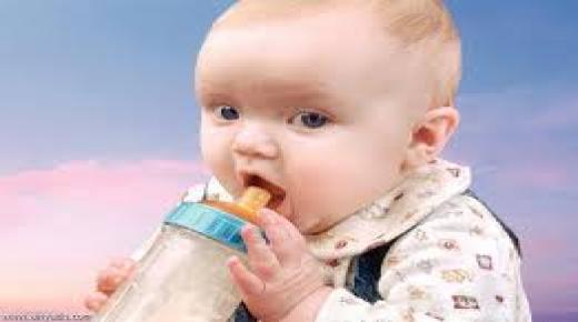 زجاجة طفل بلاستيكية أو زجاجية؟