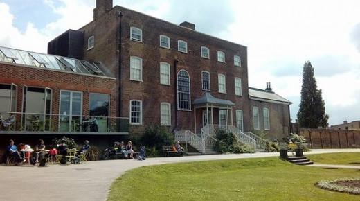 الفنان الذي أخفى العمل تحت السرير في معرض لندن .