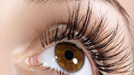 الرموش الطويلة .