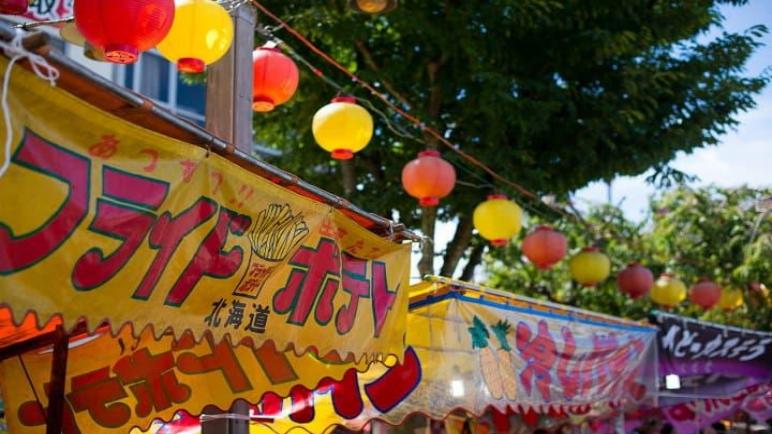 أطعمة المهرجانات الشعبية في اليابان – وجبات خفيفة وحلويات للاستمتاع بها على مدار العام