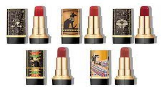 المواد الخام المخيفة التي صنع منها أحمر شفاه كليوباترا