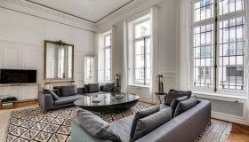 لماذا من الصواب اختيار أريكة رمادية؟