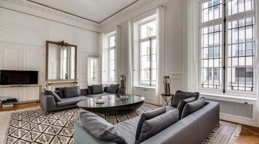 لماذا من الصواب اختيار أريكة رمادية؟