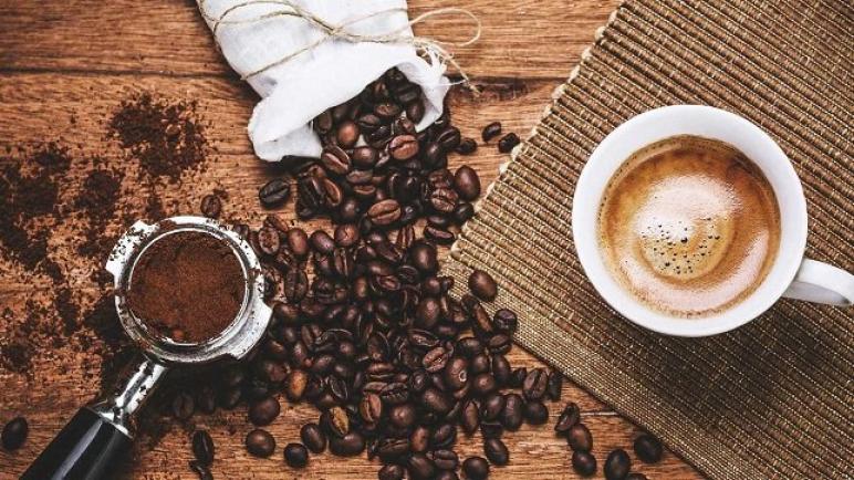 عملية صنع القهوة منزوعة الكافيين منذ قرن من الزمان .
