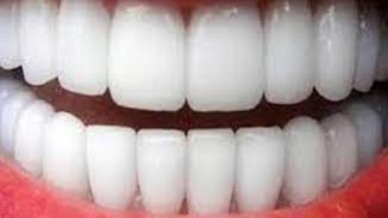 كيف تحافظ على أسنانك بيضاء بالمواد الخام الموجودة في المنزل