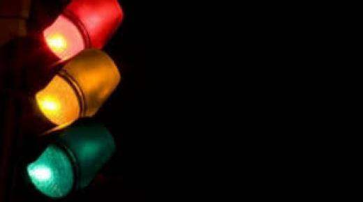 لأن إشارات المرور حمراء وبرتقالية وخضراء