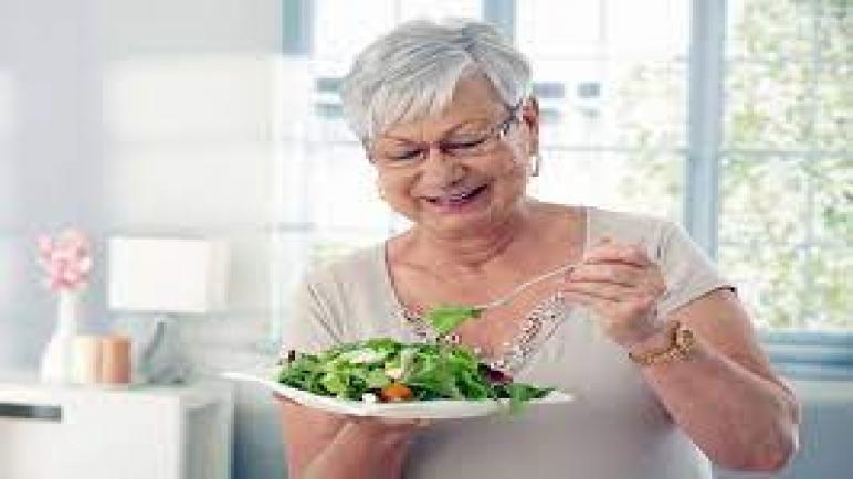 أطعمة مضادة للشيخوخة لدعم جسمك في الأربعينيات وما بعده