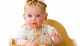 الطفولة: أول أغذية الطفل