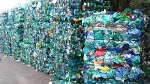 البلد الذي يحظر الأكياس البلاستيكية تمامًا