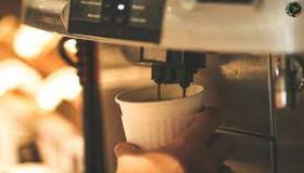 آلة القهوة التي تستمر حيث يضع الجميع أذرعهم