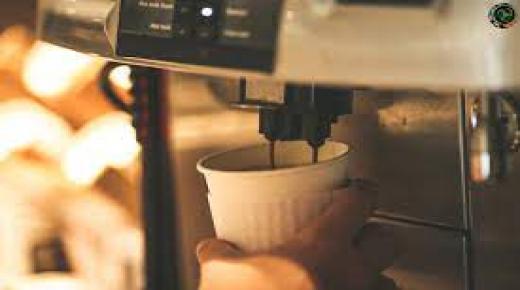 آلة القهوة التي تستمر حيث يضع الجميع أذرعهم