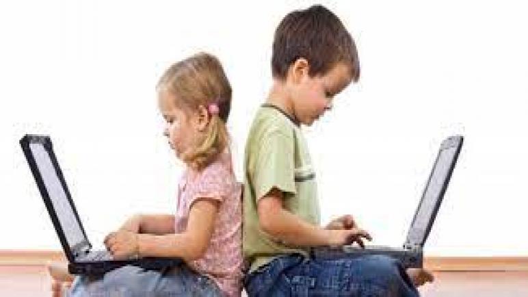 هل استخدام وسائل التواصل الاجتماعي يجعل طفلك مكتئبًا؟