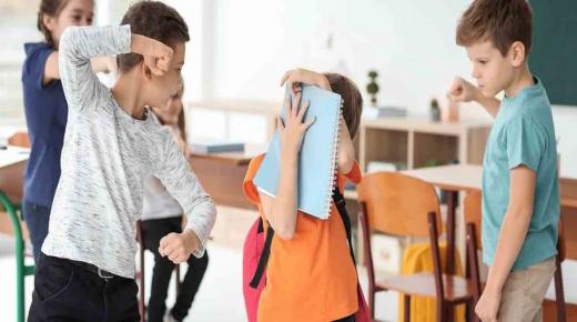 منع التنمر للمعلمين وأولياء الأمور .