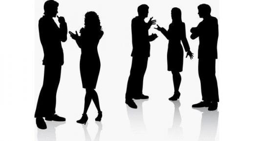 التواصل وجهاً لوجه أو التواصل عبر الإنترنت بين الموظفين؟