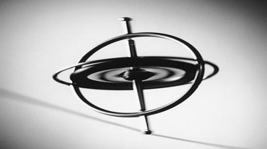 ما وظيفة جهاز الجيروسكوب؟