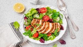 السلطة: كيف تحولها إلى وجبة كاملة