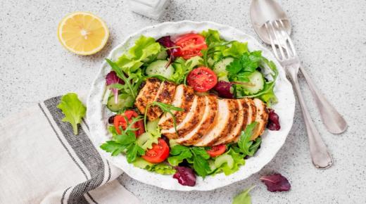 السلطة: كيف تحولها إلى وجبة كاملة