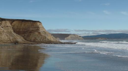 الشلال الساحلي الرائع الذي ينتهي مباشرة في مياه المحيط الهادئ