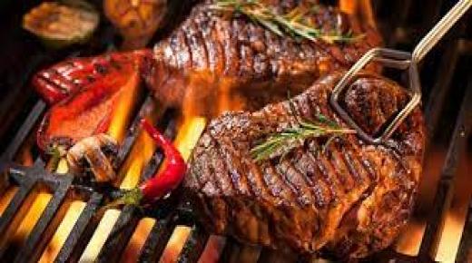 متى ترمي اللحم على الشواية؟