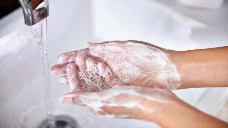 غسل الأيدي: أسرار فيزيائية في عملية روتينية