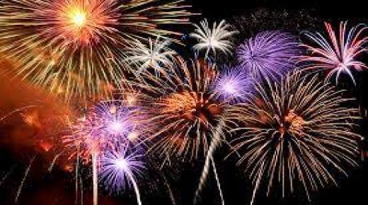 أين تدين الألعاب النارية بألوانها المختلفة؟