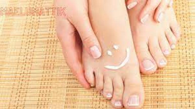 العناية بالقدم السكرية: 10 خطوات لأقدام صحية (فحص ، تنظيف ، ترطيب)