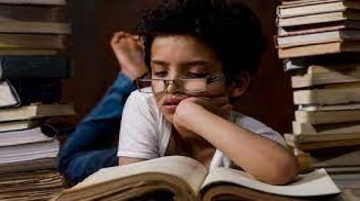 لأن القراءة تسبب النعاس