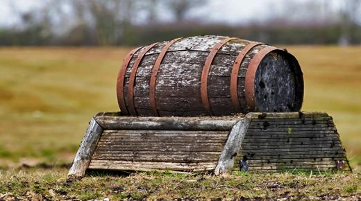 القفز على البرميل