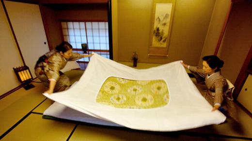 المتزوجون ينامون في أسرة منفصلة.