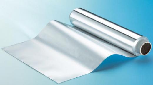 بين أن رقائق الألومنيوم ليست مثالية لتخزين بقايا الطعام. إليك السبب وما الذي يجب أن تستخدمه بدلاً من ذلك.