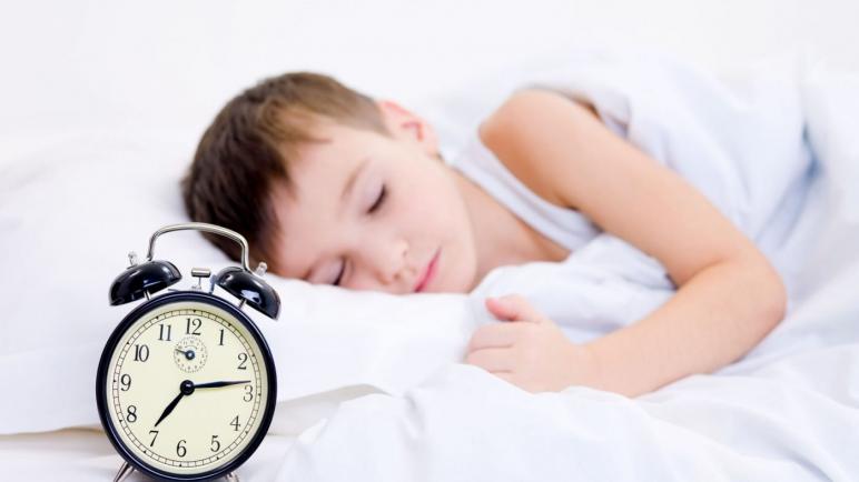 قد يكون النوم الليلي من 6 إلى 7 ساعات أكثر فائدة لصحة القلب.