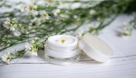 العناية بالبشرة: 5 بدائل طبيعية للمنتجات اليومية 