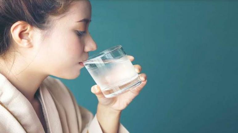 هل شرب الماء البارد مضر لك؟