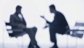 تقديم المشورة لشخص ما.