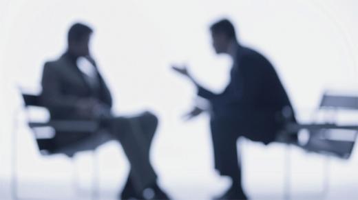 تقديم المشورة لشخص ما.