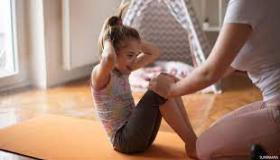 تمارين للأطفال الذين يعانون من حالات عصبية: تمارين شد الأطراف السفلية.