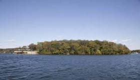 الخلفية الجذابة لبحيرة البتراء