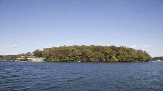 الخلفية الجذابة لبحيرة البتراء