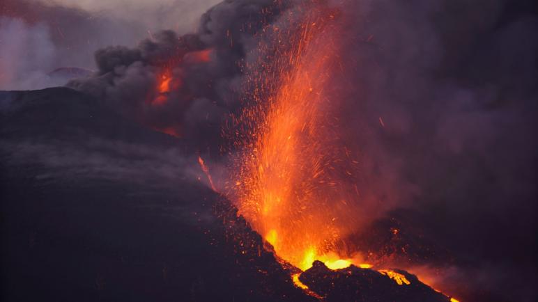 ثوران بركان لا بالما هو الأكبر بالفعل في الجزيرة منذ أكثر 100 عام