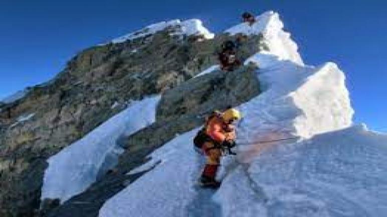 يستغرق تسلق جبل إيفرست وقتًا أطول بكثير مما قد يتخيله المرء