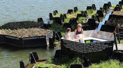 جزيرة من القمامة المعاد تدويرها