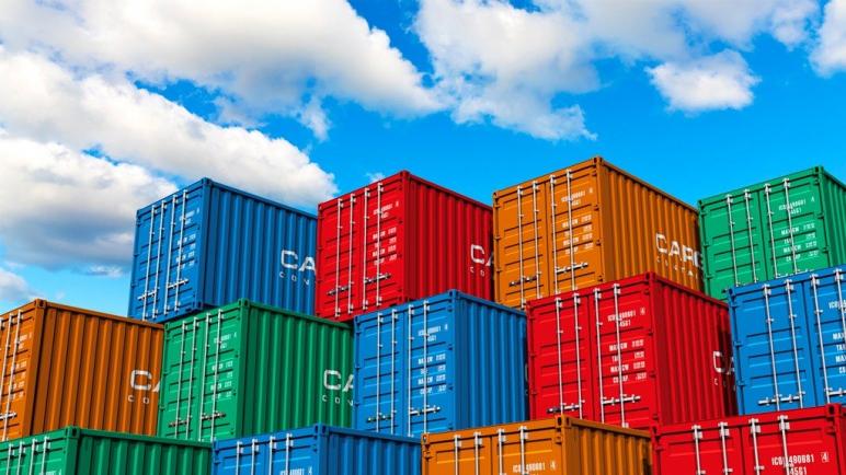 يبرز النقص العالمي في حاويات الشحن أهميتها في نقل البضائع إلى مستودعات أمازون ورفوف المتاجر وباب منزلك في الوقت المناسب