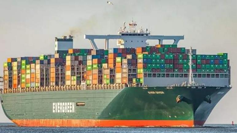 سفينة شحن ضخمة عالقة في قناة السويس