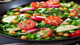 كيف تجعل سلطاتك أقل مللاً؟